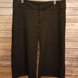 Slimming flat-front capri pants